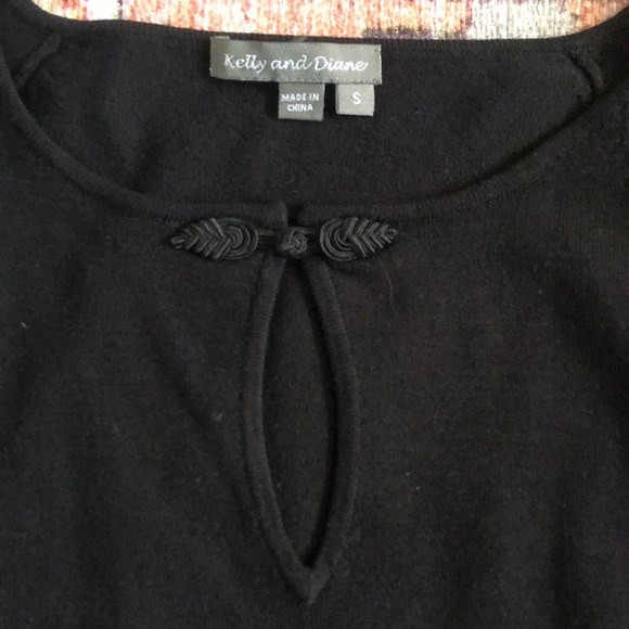 Black blouse with detailed button - Picture 2 of 3